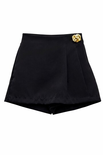 Metal Aksesuarlı Mini Şort Etek