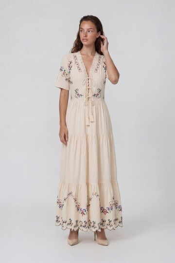 Nakışlı V Yaka Bağlama Detaylı Kısa Kol Midi Elbise