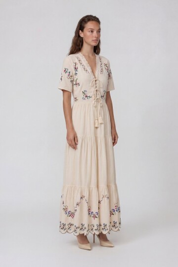 Nakışlı V Yaka Bağlama Detaylı Kısa Kol Midi Elbise