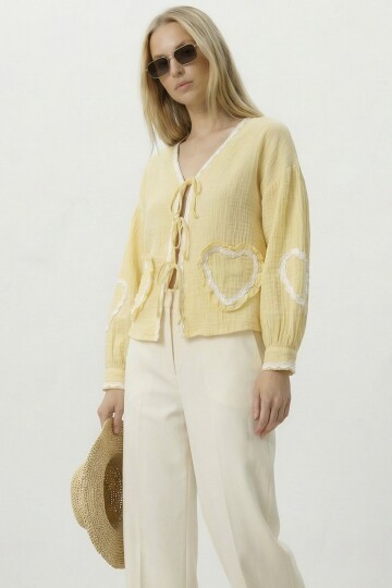 Sarı Kalp Nakışlı Bağlamalı Mevsimlik Ceket