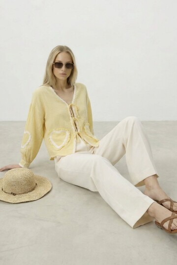 Sarı Kalp Nakışlı Bağlamalı Mevsimlik Ceket