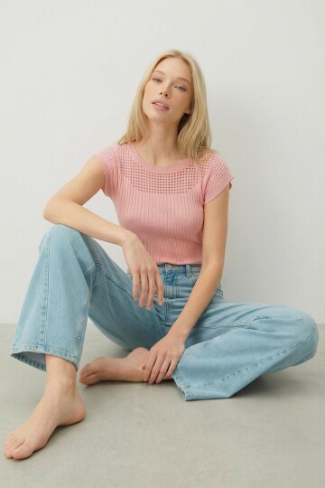 Şeker Pembe Kayık Yaka Omuzları Delik Ajurlu Kolsuz Triko Bluz