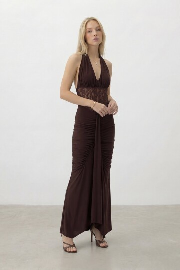 Sırt Dekolteli Dantel Detaylı Uzun Elbise