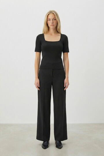 Siyah Kare Yaka Kısa Kollu Mevsimlik Triko Bluz