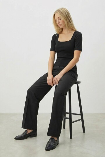 Siyah Kare Yaka Kısa Kollu Mevsimlik Triko Bluz