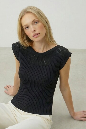 Siyah Kayık Yaka Omuzları Delik Ajurlu Kolsuz Triko Bluz