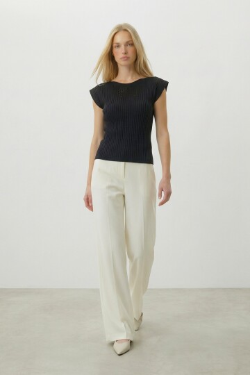 Siyah Kayık Yaka Omuzları Delik Ajurlu Kolsuz Triko Bluz