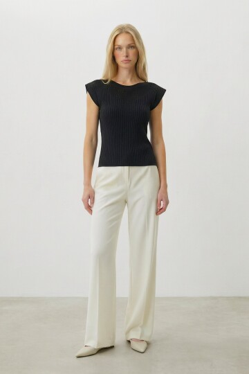 Siyah Kayık Yaka Omuzları Delik Ajurlu Kolsuz Triko Bluz