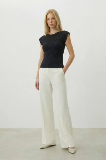 Siyah Kayık Yaka Omuzları Delik Ajurlu Kolsuz Triko Bluz