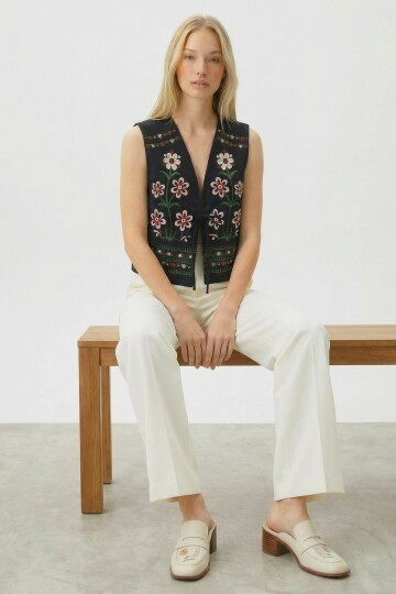 Siyah Nakışlı Bağcık Detaylı Tasarım Ham Keten Yelek