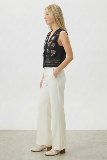 Siyah Nakışlı Bağcık Detaylı Tasarım Ham Keten Yelek