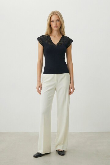 Siyah Önü Ve Arkası V Yaka Delik Ajurlu Triko Bluz