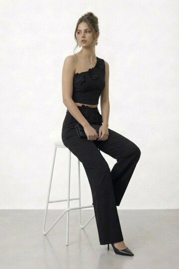 Tek Omuz Crop Ve Çiçek Aksesuarlı Pantolon Takım