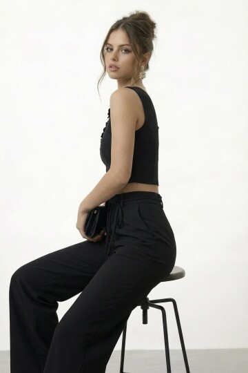 Tek Omuz Crop Ve Çiçek Aksesuarlı Pantolon Takım