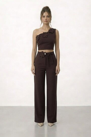 Tek Omuz Crop Ve Çiçek Aksesuarlı Pantolon Takım