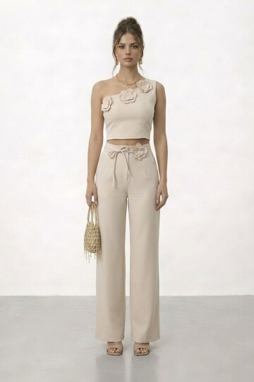 Tek Omuz Crop Ve Çiçek Aksesuarlı Pantolon Takım