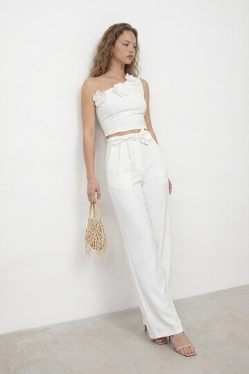 Tek Omuz Crop Ve Çiçek Aksesuarlı Pantolon Takım