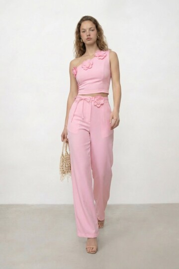 Tek Omuz Crop Ve Çiçek Aksesuarlı Pantolon Takım