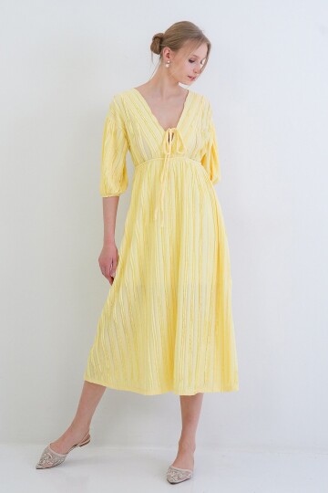 V Yaka Bağlama Detaylı Fırfır Kumaş Maxi Boy Elbise