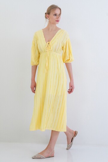 V Yaka Bağlama Detaylı Fırfır Kumaş Maxi Boy Elbise