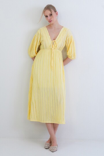 V Yaka Bağlama Detaylı Fırfır Kumaş Maxi Boy Elbise