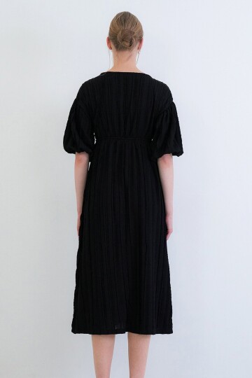 V Yaka Bağlama Detaylı Fırfır Kumaş Maxi Boy Elbise