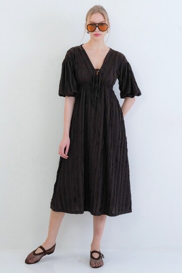 V Yaka Bağlama Detaylı Fırfır Kumaş Maxi Boy Elbise