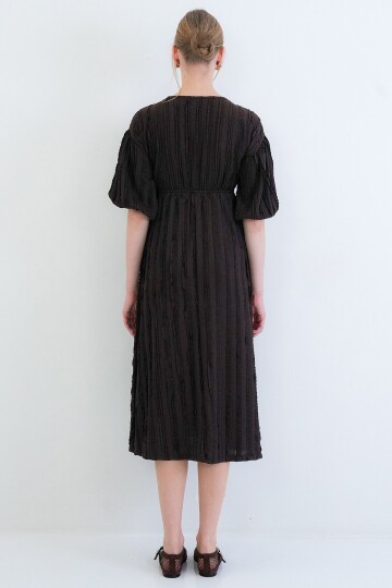 V Yaka Bağlama Detaylı Fırfır Kumaş Maxi Boy Elbise