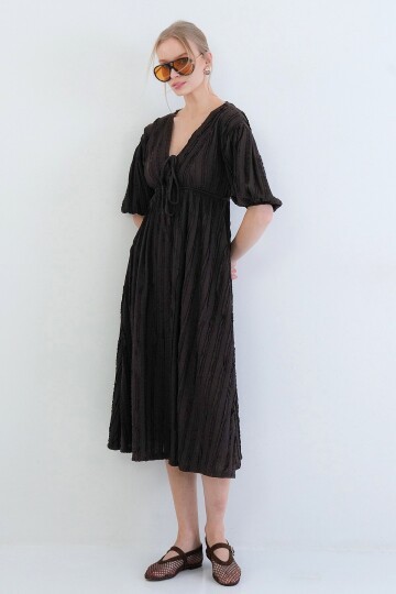 V Yaka Bağlama Detaylı Fırfır Kumaş Maxi Boy Elbise