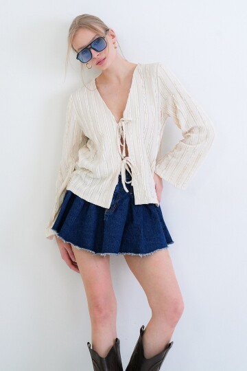V Yaka Bağlama Detaylı Fırfır Kumaş Örme Bluz