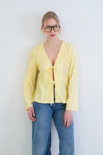 V Yaka Bağlama Detaylı Fırfır Kumaş Örme Bluz