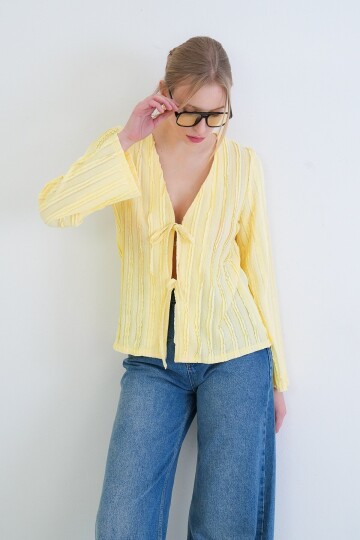 V Yaka Bağlama Detaylı Fırfır Kumaş Örme Bluz