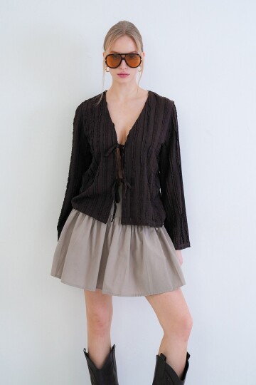 V Yaka Bağlama Detaylı Fırfır Kumaş Örme Bluz