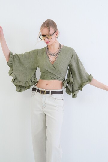 V Yaka Bağlama Detaylı Kolları Fırfırlı Sofia Keten Bluz