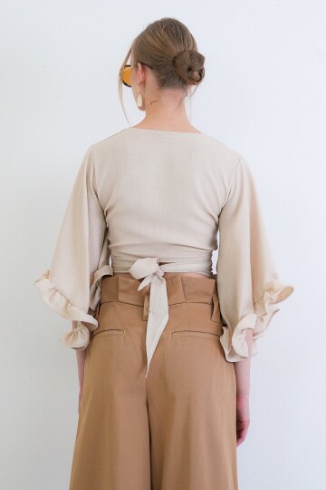 V Yaka Bağlama Detaylı Kolları Fırfırlı Sofia Keten Bluz