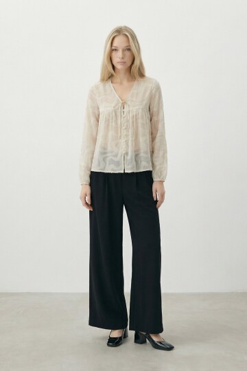 V Yaka Bağlamalı Ve Düğmeli Bluz