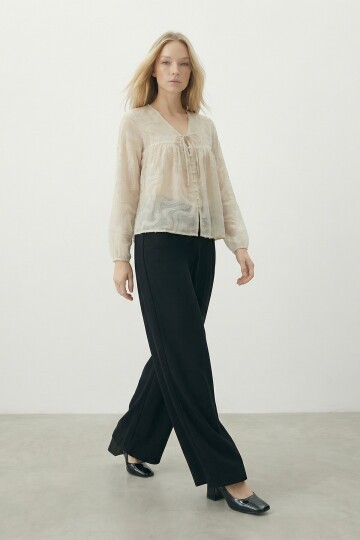 V Yaka Bağlamalı Ve Düğmeli Bluz