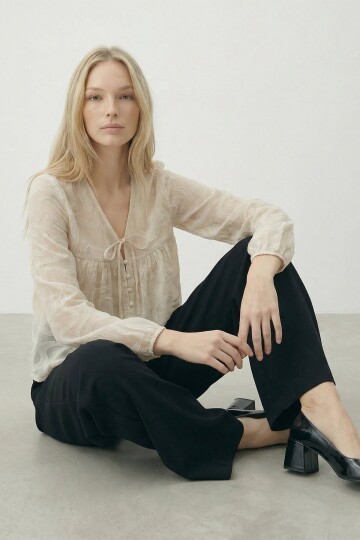 V Yaka Bağlamalı Ve Düğmeli Bluz