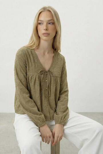 V Yaka Bağlamalı Ve Düğmeli Bluz