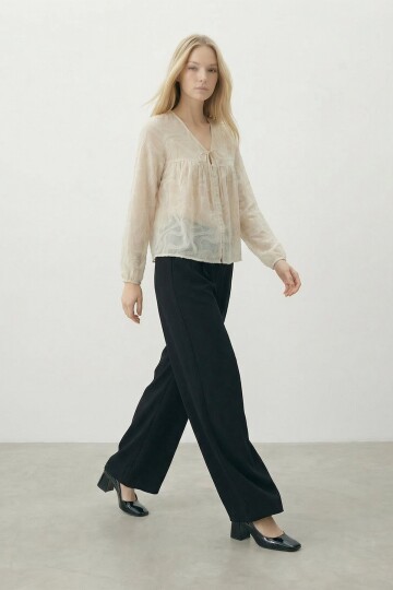 V Yaka Bağlamalı Ve Düğmeli Bluz