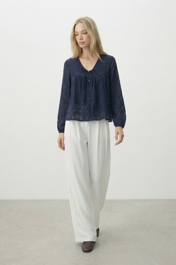 V Yaka Bağlamalı Ve Düğmeli Bluz