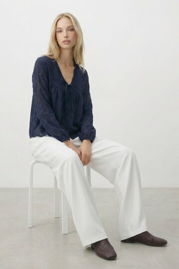 V Yaka Bağlamalı Ve Düğmeli Bluz