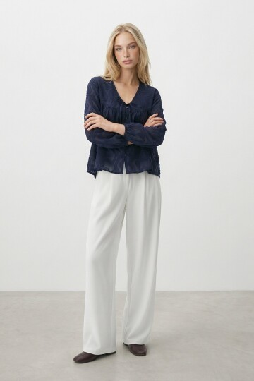 V Yaka Bağlamalı Ve Düğmeli Bluz