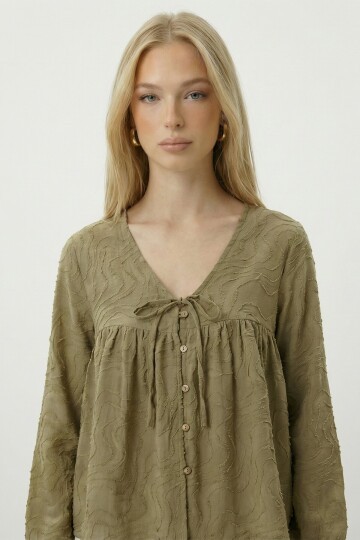 V Yaka Bağlamalı Ve Düğmeli Bluz