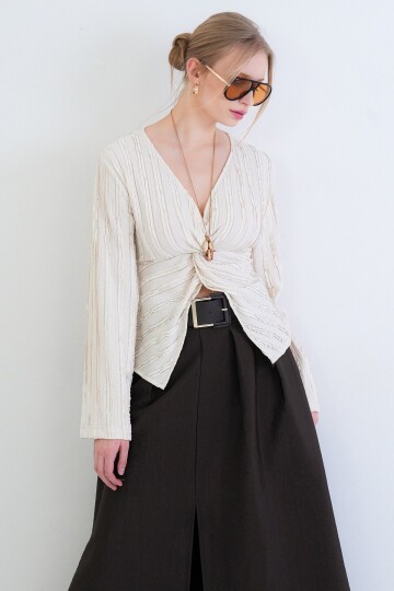 V Yaka Burgu Detaylı Fırfır Kumaş Bluz