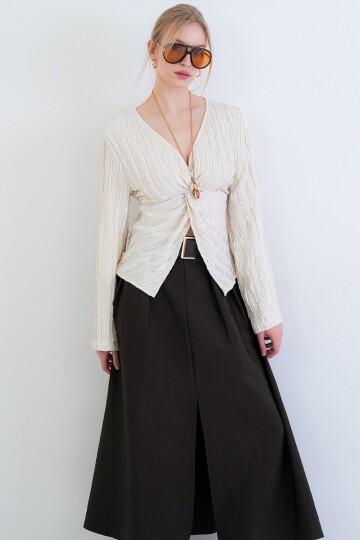 V Yaka Burgu Detaylı Fırfır Kumaş Bluz