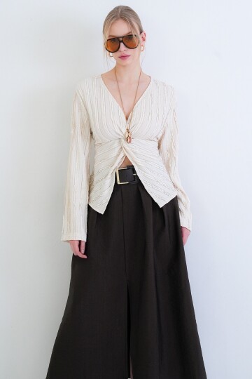 V Yaka Burgu Detaylı Fırfır Kumaş Bluz