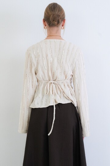 V Yaka Burgu Detaylı Fırfır Kumaş Bluz