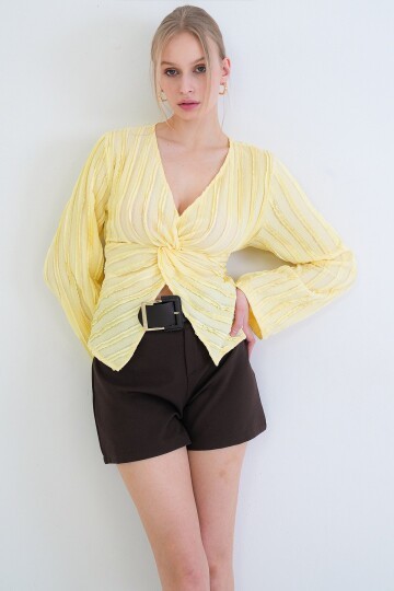 V Yaka Burgu Detaylı Fırfır Kumaş Bluz