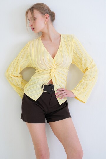 V Yaka Burgu Detaylı Fırfır Kumaş Bluz